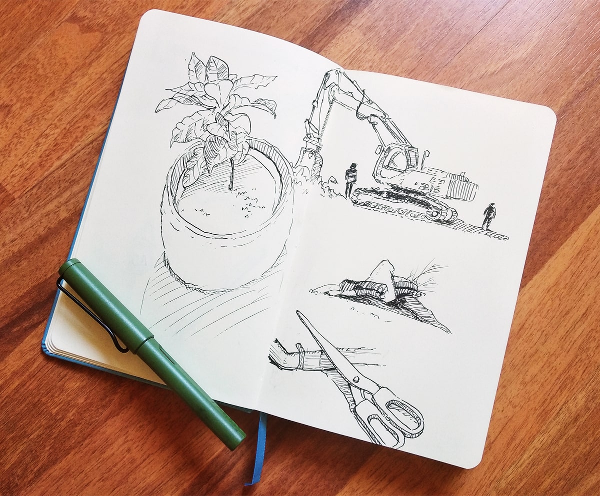 Lo sketchbook segreto per imparare a disegnare. Due pagine di un quaderno con disegni fatti a penna di una pianta in vaso, una ruspa e dei detriti in un cantiere e un paio di forbici